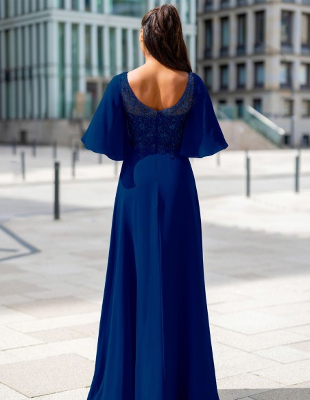 Vestido largo de invitada de manga corta y cuerpo de pedrería