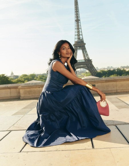 Robe d'invité midi plissée avec taille ajustée et tissu plissé