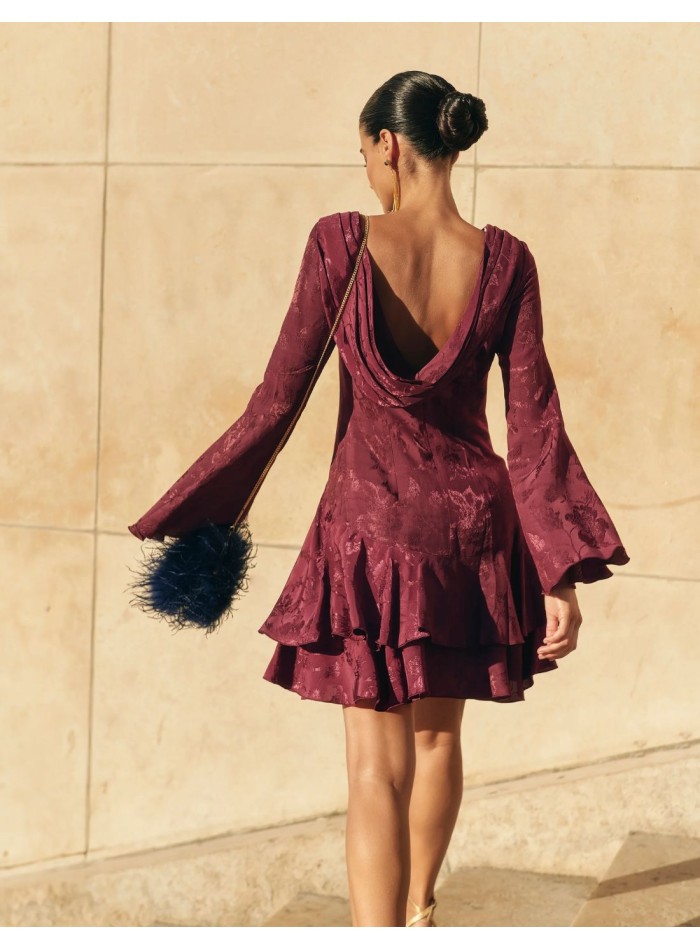 Robe de soirée courte avec manches évasées et décolleté plongeant dans le dos