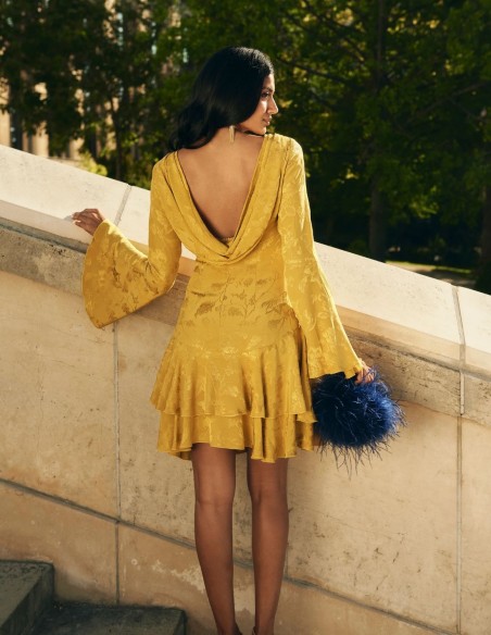 Vestido corto para invitada con manga larga acampanada y falda de volantes mostaza