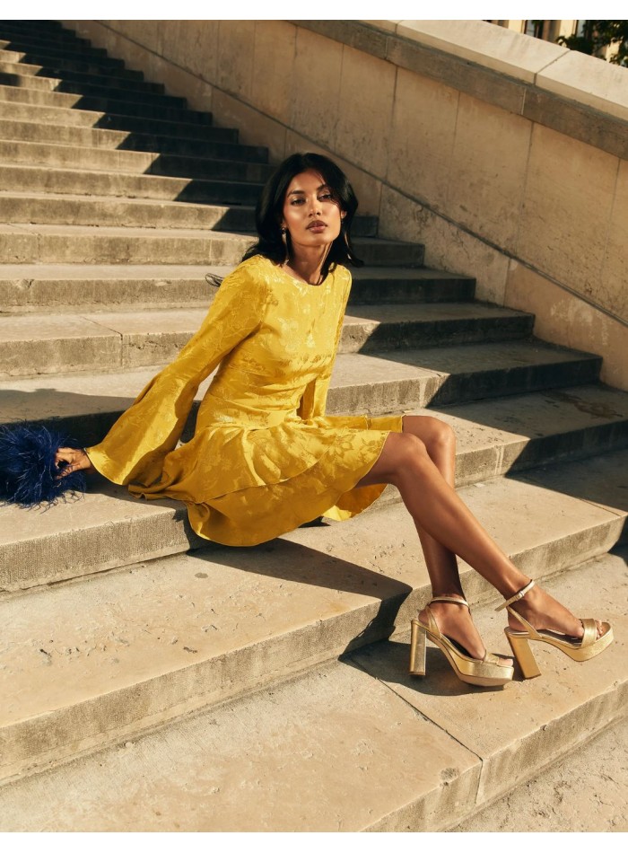 Vestido corto para invitada con manga larga acampanada y falda de volantes para fiesta