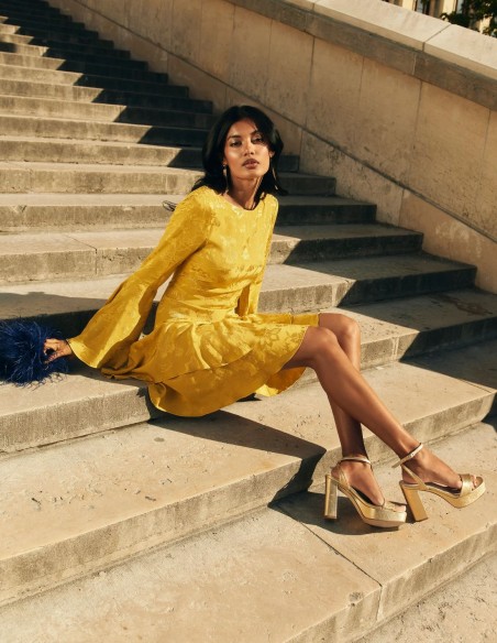 Vestido corto para invitada con manga larga acampanada y falda de volantes para fiesta