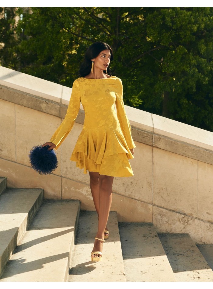 Robe d'invité courte avec manches longues...