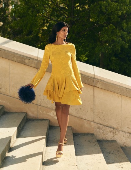 Vestido corto para invitada con manga larga acampanada y falda de volantes