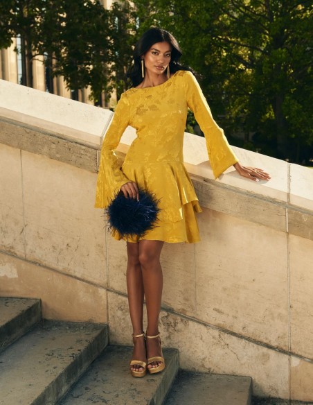 Vestido corto para invitada con manga larga acampanada y falda de volantes