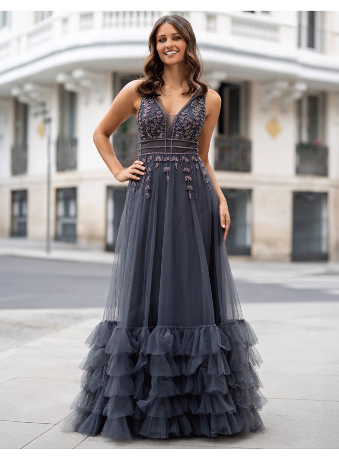 Vestido de fiesta largo elegante con tul bordado y pedrería gris