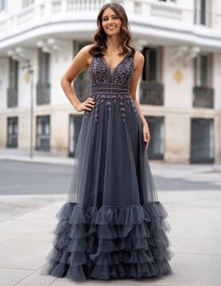 Vestido de fiesta largo elegante con tul bordado y pedrería gris Vestido de fiesta largo elegante con tul bordado y pedrería gris