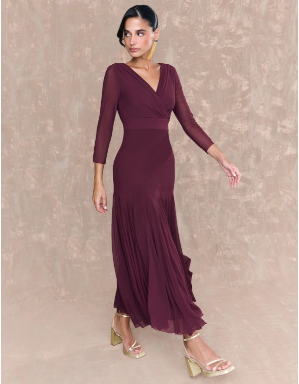 Vestido midi para invitada berenjena con escote cruzado y...