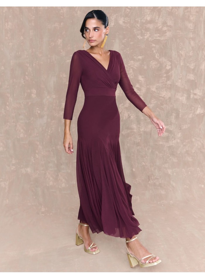 Vestido midi para invitada berenjena con escote cruzado y falda con vuelo