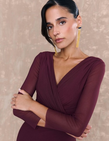 Vestido midi para invitada berenjena con escote cruzado y falda con vuelo