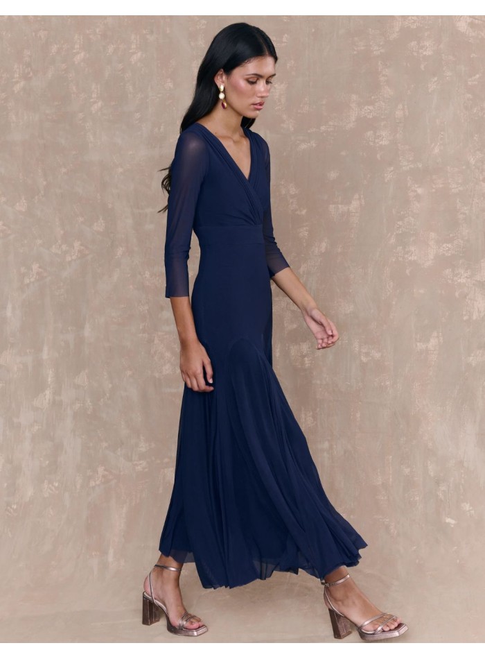 Vestido midi para invitada azul marino con escote cruzado y falda con vuelo