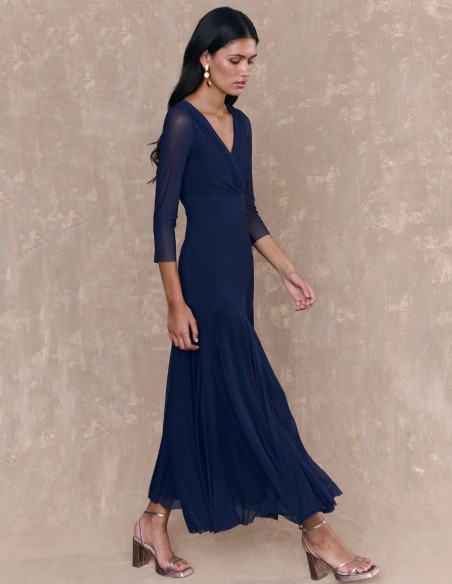 Vestido midi para invitada azul marino con escote cruzado y falda con vuelo