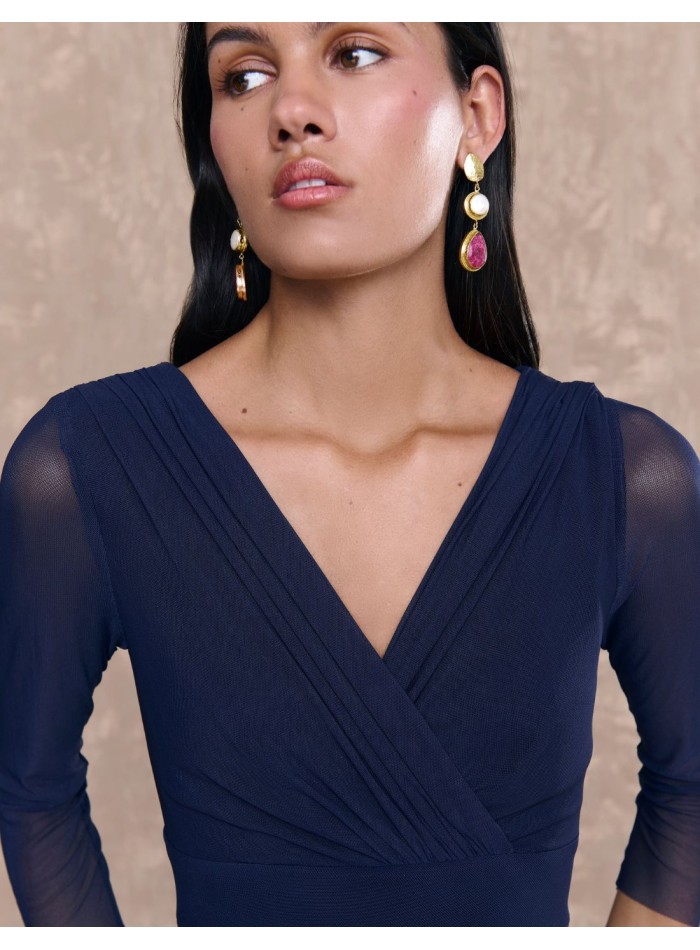 Vestido midi para invitada azul marino con escote cruzado y falda con vuelo