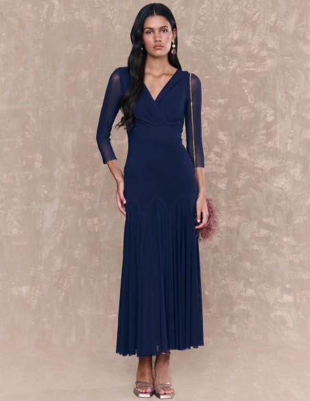 Vestido midi para invitada azul marino con escote cruzado y falda con vuelo