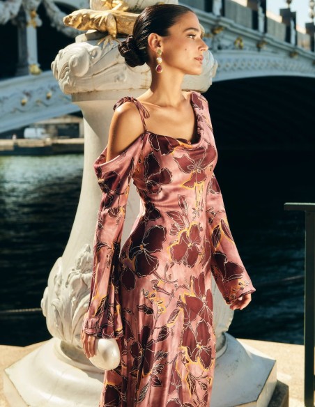 Vestido midi para invitada con estampado de flores rosa y escote asimétrico