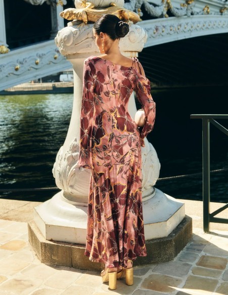 Vestido midi para invitada con estampado de flores rosa y escote asimétrico Vestido midi para invitada con estampado de flores rosa y escote asimétrico