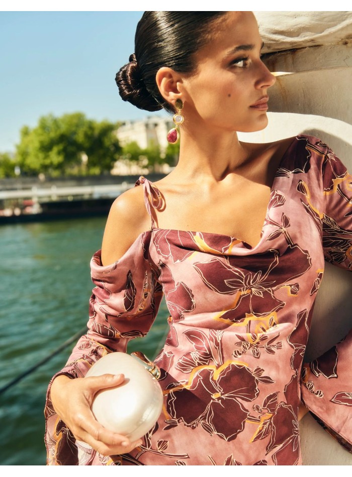 Vestido midi para invitada con estampado de flores rosa y escote asimétrico