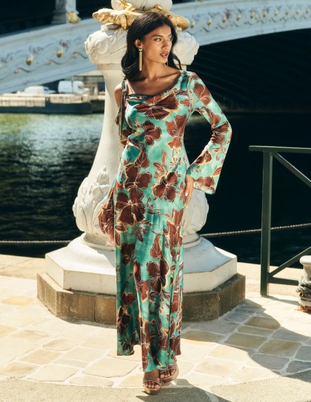 Vestido midi para invitada con estampado de flores turquesa y escote asimétrico