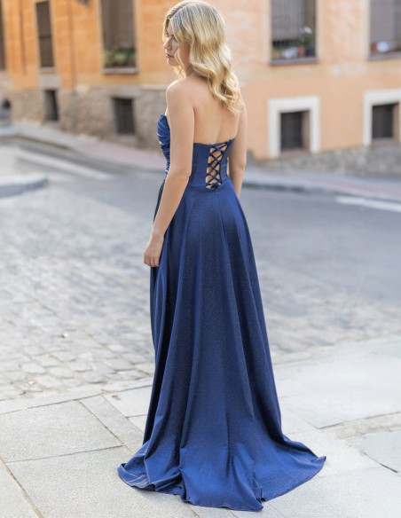 Long party dress with strapless neckline and shimmering fabric