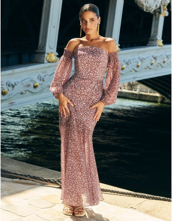 Vestido midi para invitada granate estampado con escote palabra de honor
