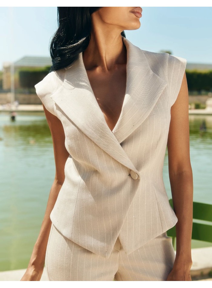 Chaleco con rayas diplomáticas y corte evasé para invitada