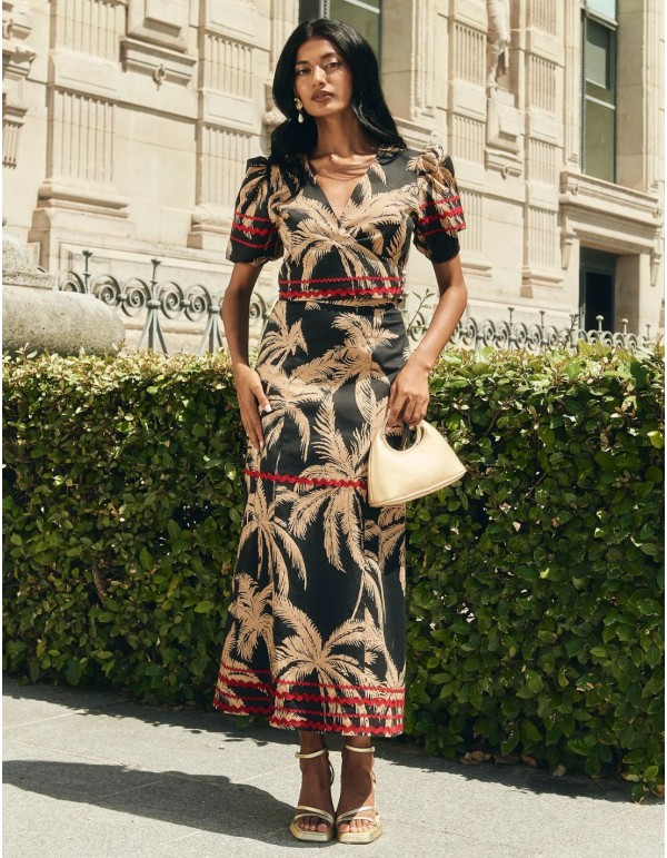 Patterned guest top with puffed sleeves 2