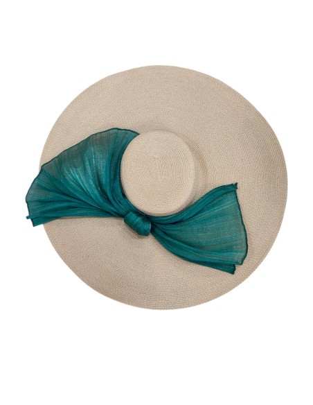 Pamela de invitada beige con nudo verde botella