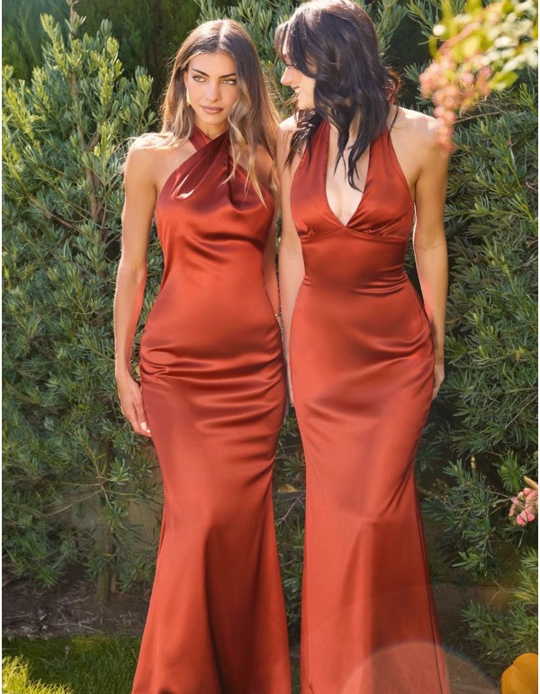 Robe de bal en satin avec encolure dos nu et dos ouvert