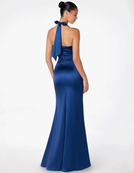 Longue robe de soirée en satin avec encolure dos nu nouée au niveau du cou