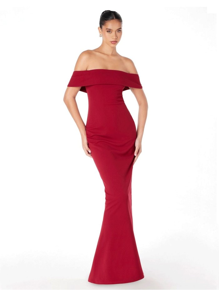 Robe de soirée longue et ajustée avec encolure...