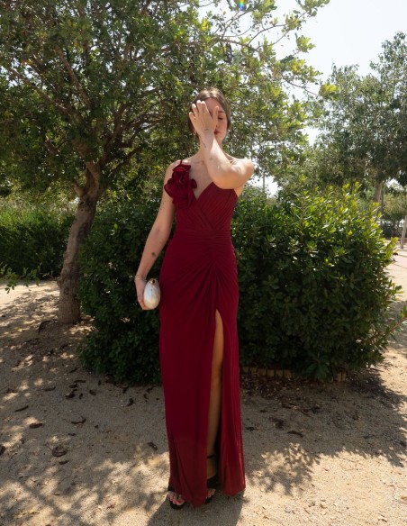 Vestido de fiesta largo con escote en pico y detalle de flor en el tirante