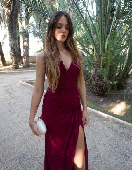 Vestido de fiesta largo con escote en pico y detalle de flor en el tirante