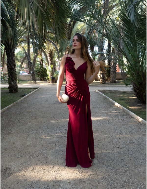 Vestido de fiesta largo con escote en pico y detalle de flor en el tirante 2