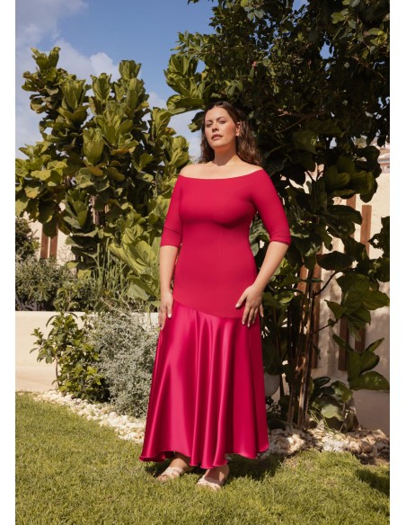 Robe longue avec encolure bardot et jupe à volants en satin