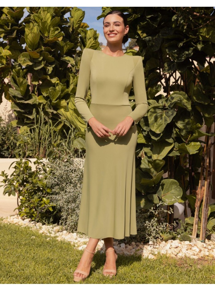 Vestido midi elegante con corte a la cintura y botones joya