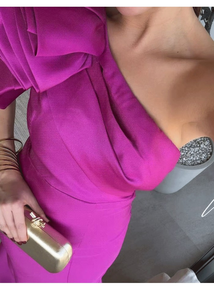 Robe de soirée longue avec encolure asymétrique...