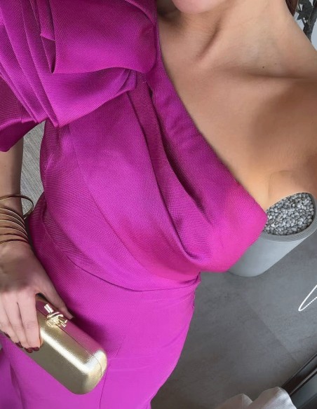 Vestido de fiesta largo con escote asimétrico y adorno en el hombro detalle del escote