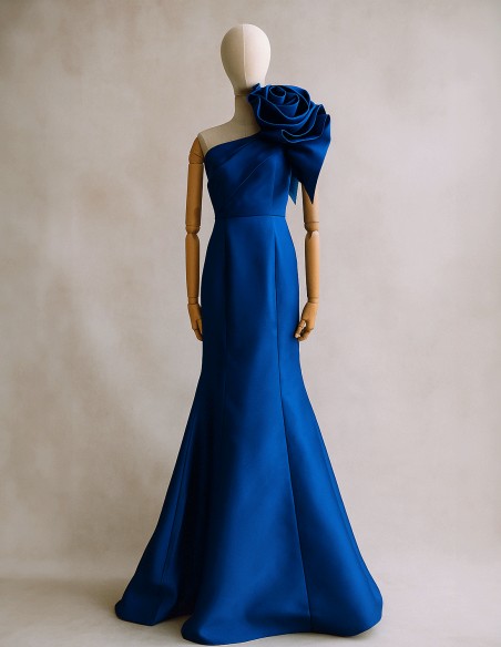 Robe de soirée longue avec encolure asymétrique et ornements sur les épaules