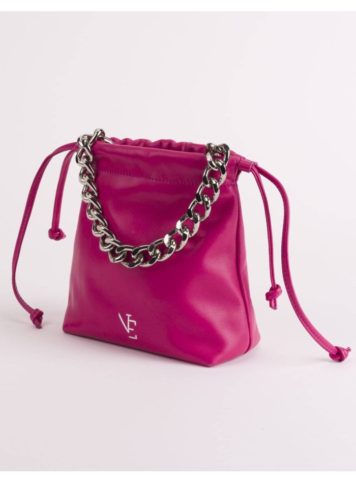 Bolso de piel con forma de saco con cadena