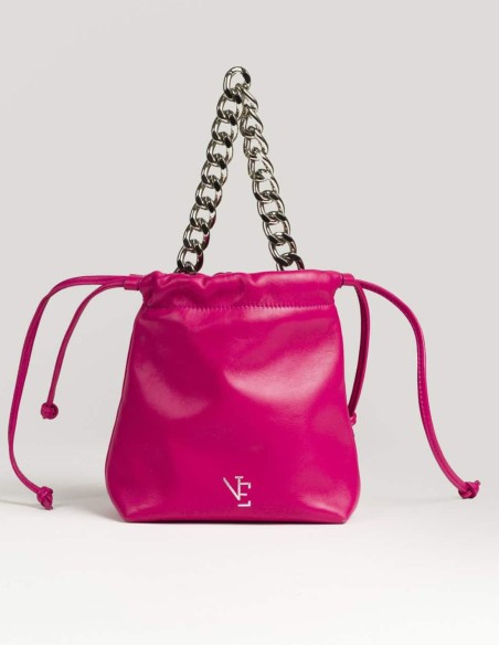 Bolso de piel con forma de saco con cadena