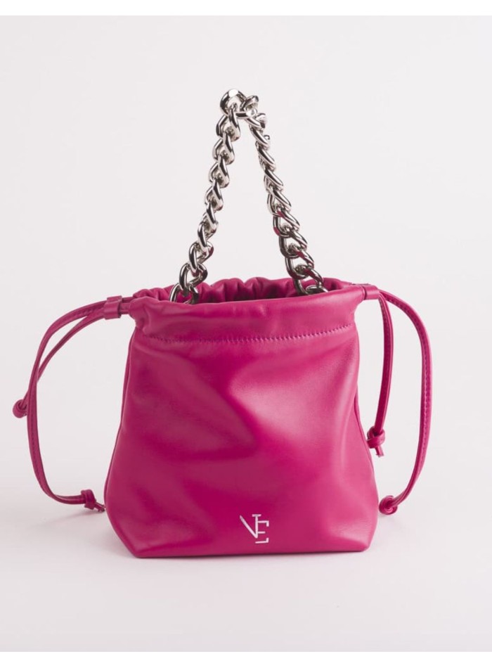 Bolso de piel con forma de saco con cadena