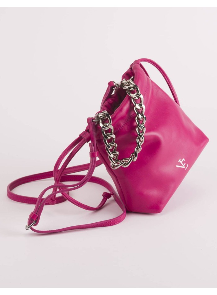 Bolso de piel con forma de saco con cadena