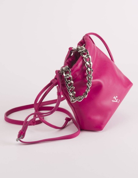 Bolso de piel con forma de saco con cadena