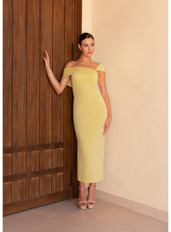 Vestido midi con escote asimétrico y capa para ocasiones especiales