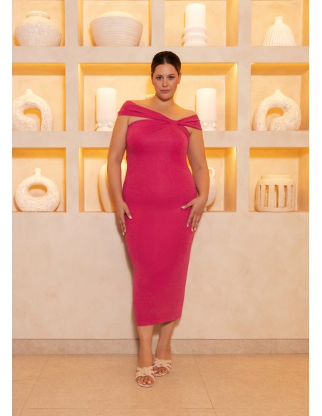 Vestido midi con escote asimétrico y capa para invitada de boda