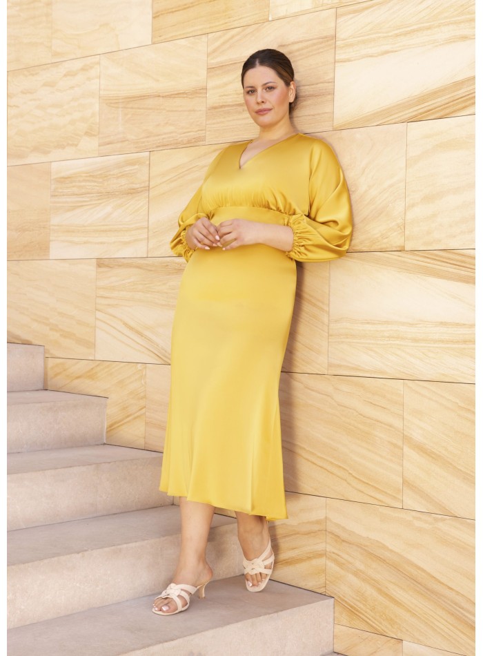Vestido midi de corte imperio en satén con manga abullonada