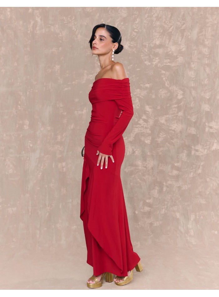 Vestido largo para invitada con escote barco y manga larga para boda