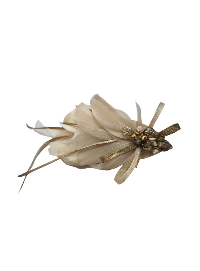 Tocado con plumas y pedrería en tonos beige