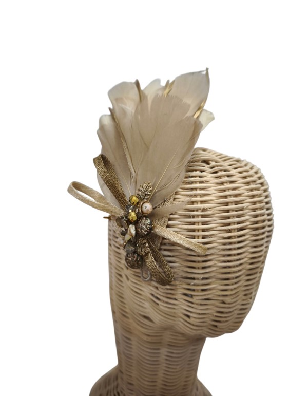 Guest headdress with beige feathers and beige rhinestones 2