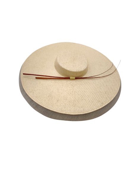 Pamela para invitada beige con crin y raquis de evento Pamela para invitada beige con crin y raquis de evento